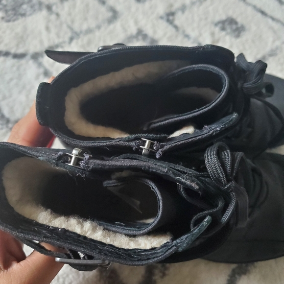 SOLD***UGG tulane black boot with sherpa linning - Picture 4 of 7